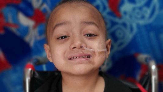 Conmoción: Un niño de cuatro años tiene una enfermedad terminal y necesita un avión sanitario para volver a casa antes de morir