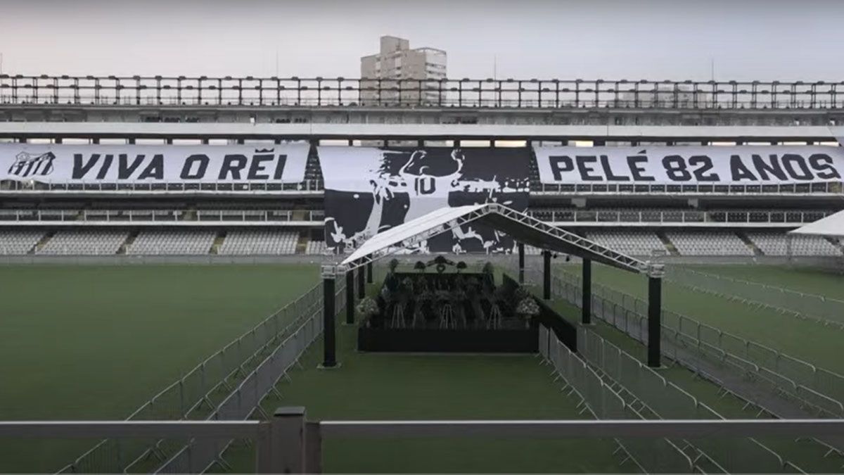 El estadio del Santos F.C. en donde brilló Pelé. El escenario ideal para el último adiós a o rei (Foto: captura de TV)