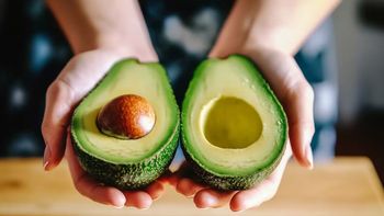 Mezclar cáscara de palta con vinagre en casa: para qué sirve este truco y por qué recomiendan hacerlo