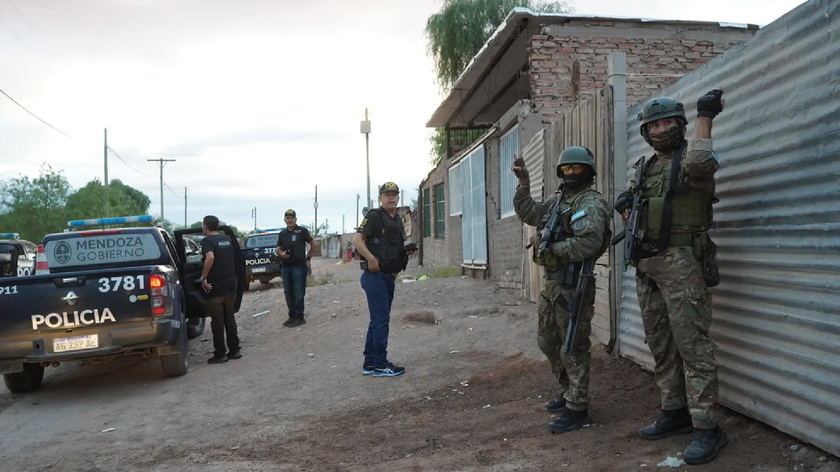 Detuvieron a 60 personas y secuestraron armas tras un operativo policial en Mendoza. (Foto: X / @alfredocornejo)