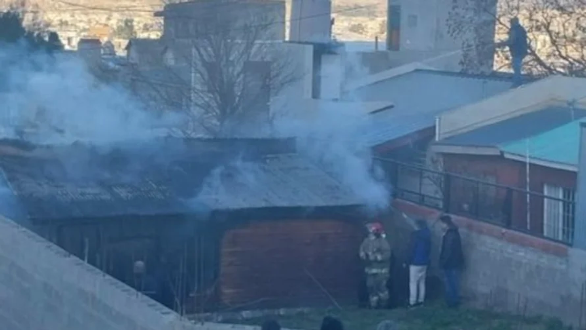 El Cuerpo de Bomberos Voluntarios de Comodoro Rivadavia realizando las tareas de rescate en la zona afectada