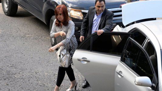 Tras suspender sus actividades de campaña, Cristina Kirchner viajó esta madrugada a Cuba
