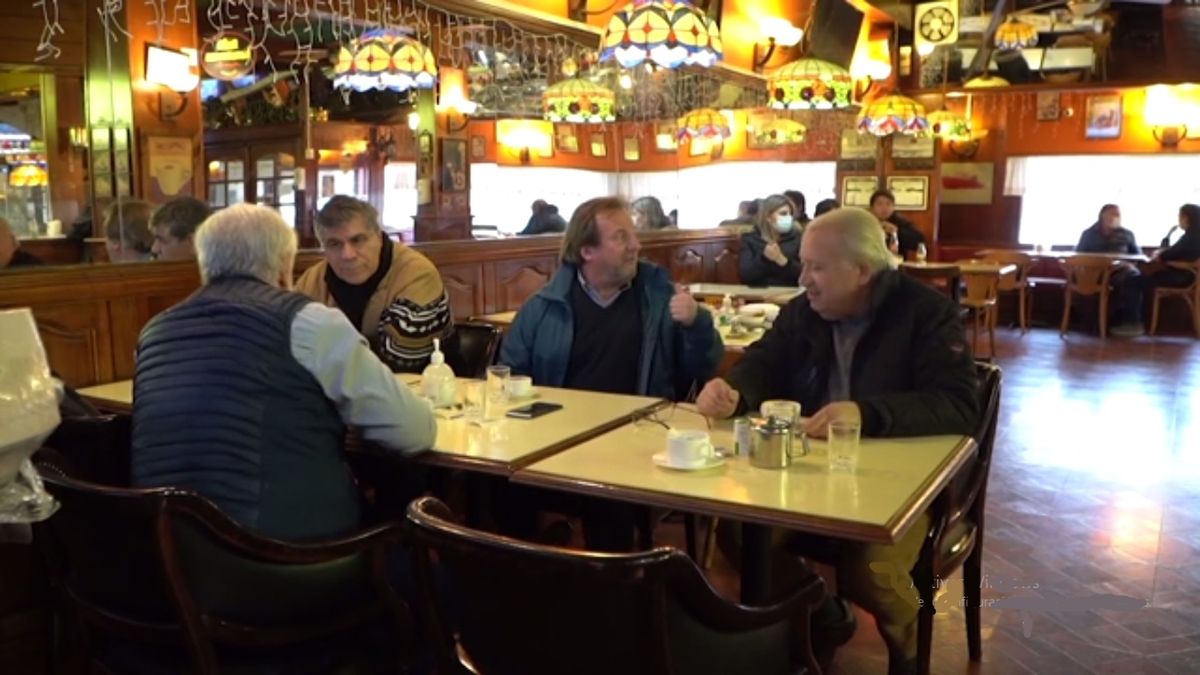 En un bar de Magallanes, Chile, no hace falta el barbijo gracias a la vacunación masiva (Foto: AP)
