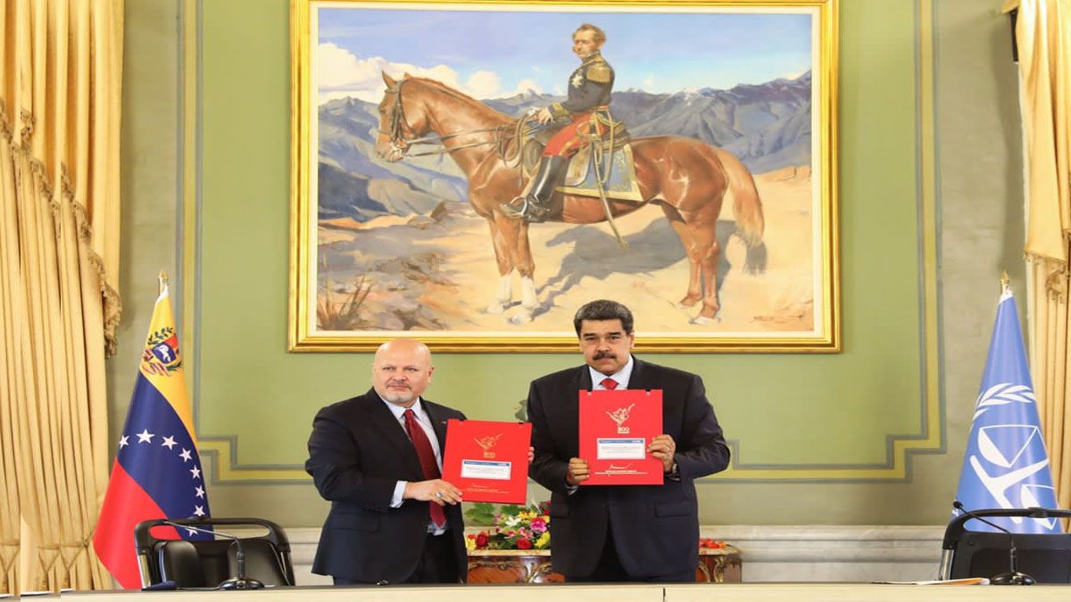 El fiscal Karim Khan de la Corte Penal Internacional y Nicolás Maduro