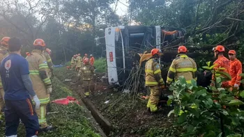 Tragedia en Brasil: volcó un micro con turistas y hay al menos 10 muertos y 49 heridos