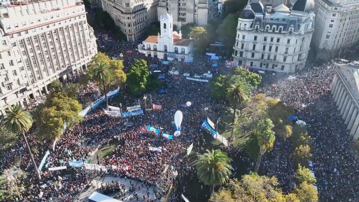 La marcha universitaria desde el aire. (Foto: X @Stellasmg)