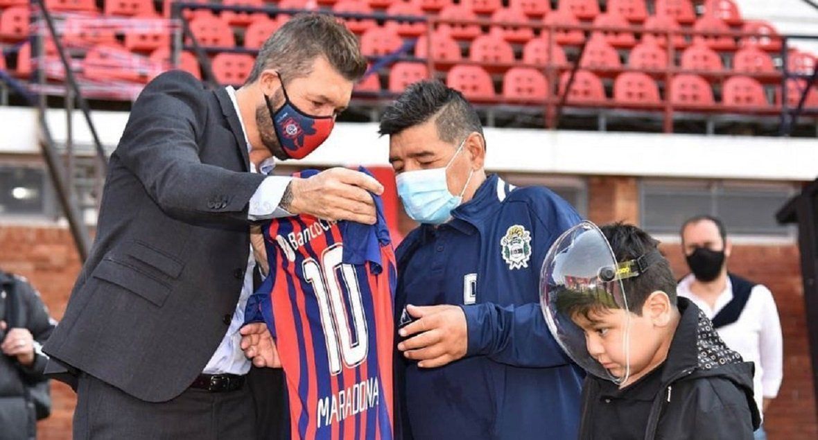 Tinelli, Coppola, sus compañeros de selección y figuras del espectáculo fueron a la Rosada a despedir al Diez
