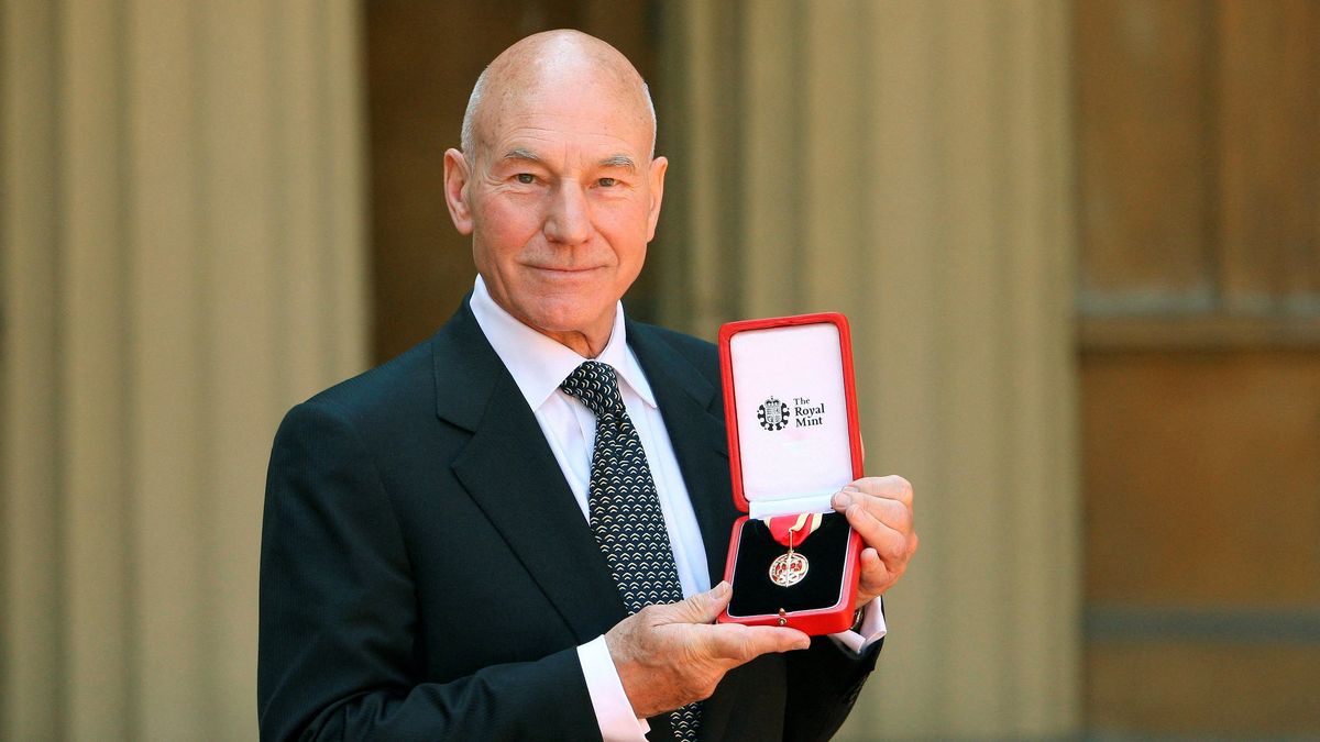 El actor con su título de caballero entregado por la reina Isabel II. (Foto: Reuters).