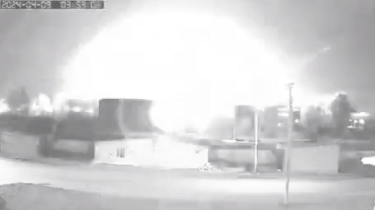 El momento en que un dron ucraniano explota contra un edificio militar ruso. (Foto: Captura de TV)