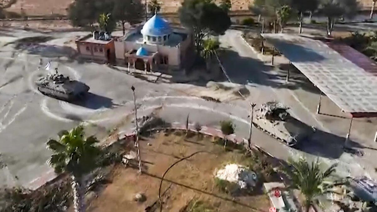 Tanques israelíes controlan la zona del paso de Rafah, en la franja de Gaza. (Gentileza France 24)