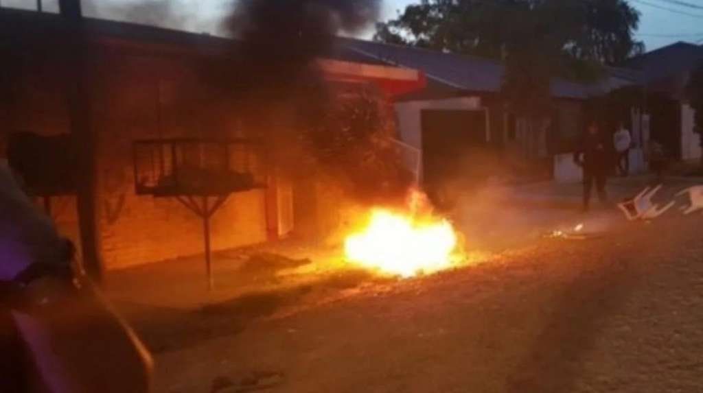 Un acusado de violar a tres nenas recibió arresto domiciliario y los vecinos le incendiaron la casa