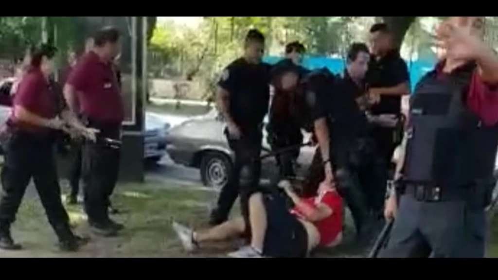 Agredieron a un hombre que salió a entrenar con la camiseta de Boca y pasó corriendo por la cancha de River