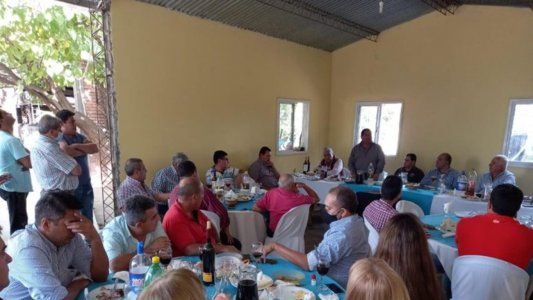 Polémica por el locro de Juan Manzur sin barbijo ni distancia social