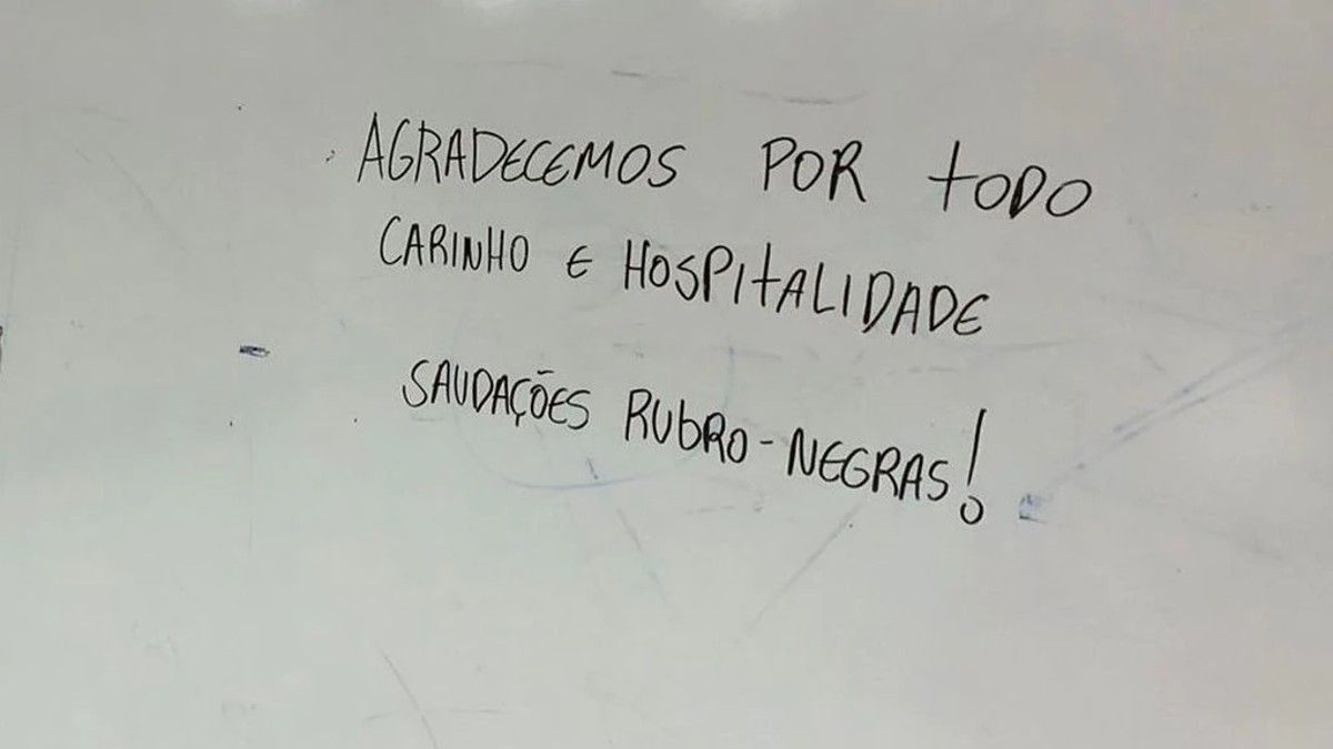 El mensaje de Flamengo a Talleres de C&oacute;rdoba escrito en el pizarr&oacute;n.&nbsp;