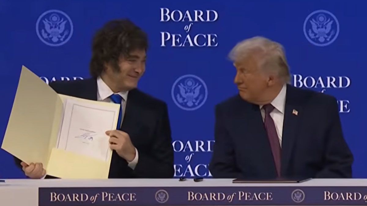 Milei con Trump en Davos, en el inicio del Consejo para la Paz. (Foto: Captura de TV)