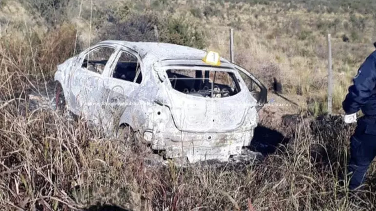 Así quedó el vehículo en el cuál se suicidó el supuesto femicida. (Foto: El Diario)