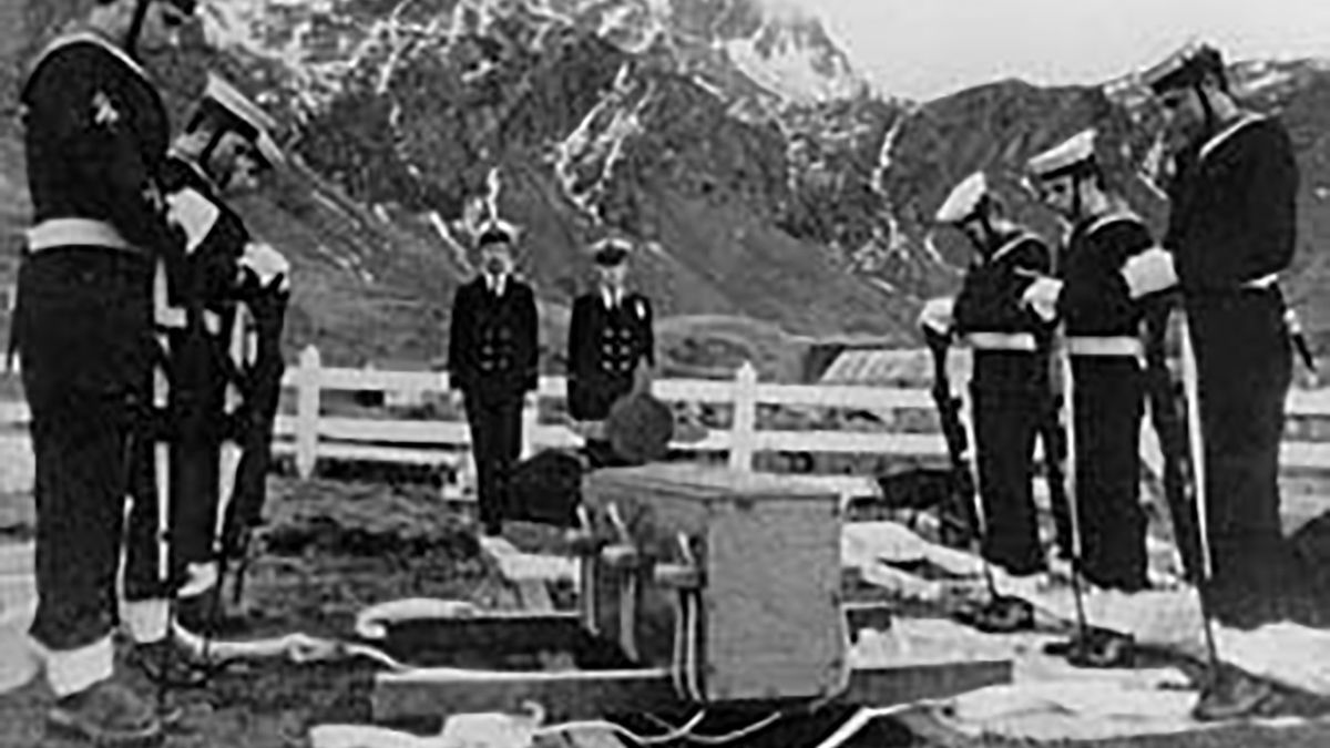 La ceremonia del entierro de Félix Artuso, en abril de 1982.