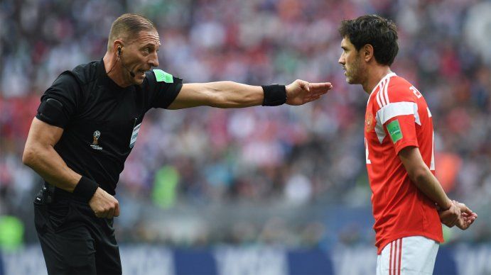 La primera polémica del Mundial: ¿acertó Pitana o fue penal para Rusia?