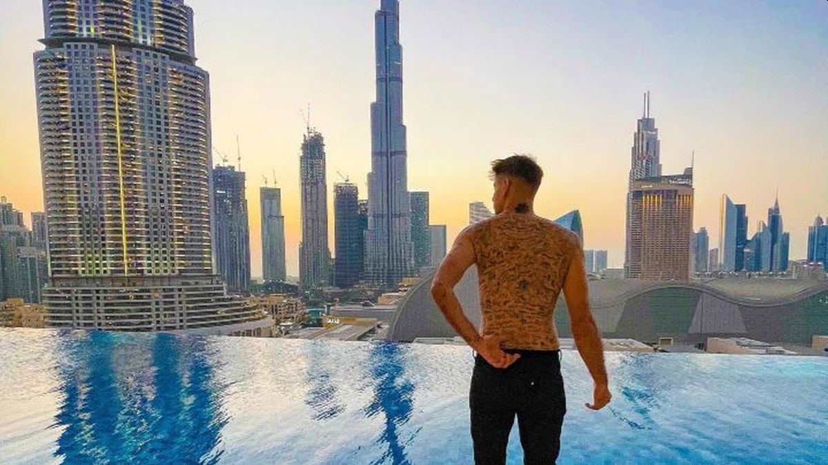 La espalada de este joven cuenta con las firmas de Will Smith, Gerard Butler, Steve-O, Elijah Wood, Christopher Lloyd, Chris Rock, Mike Tyson, Usain Bolt, Tara Reid, entre otros.