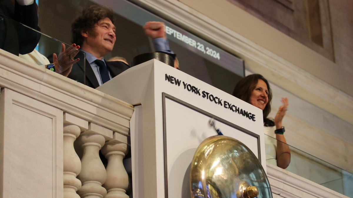 Javier Milei tocó la campanita en Wall Street pero las acciones argentinas cayeron a un ritmo vertiginoso. Tampoco hay agenda a la vista con el FMI. Foto: Presidencia.