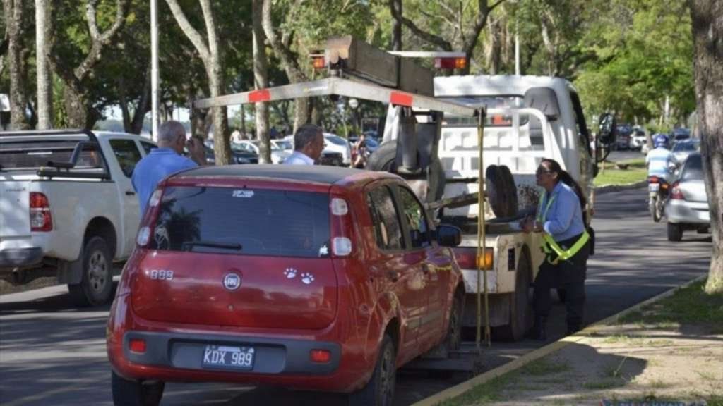 La llamativa nota que un joven dejó en su auto para que no se lo lleve la grúa