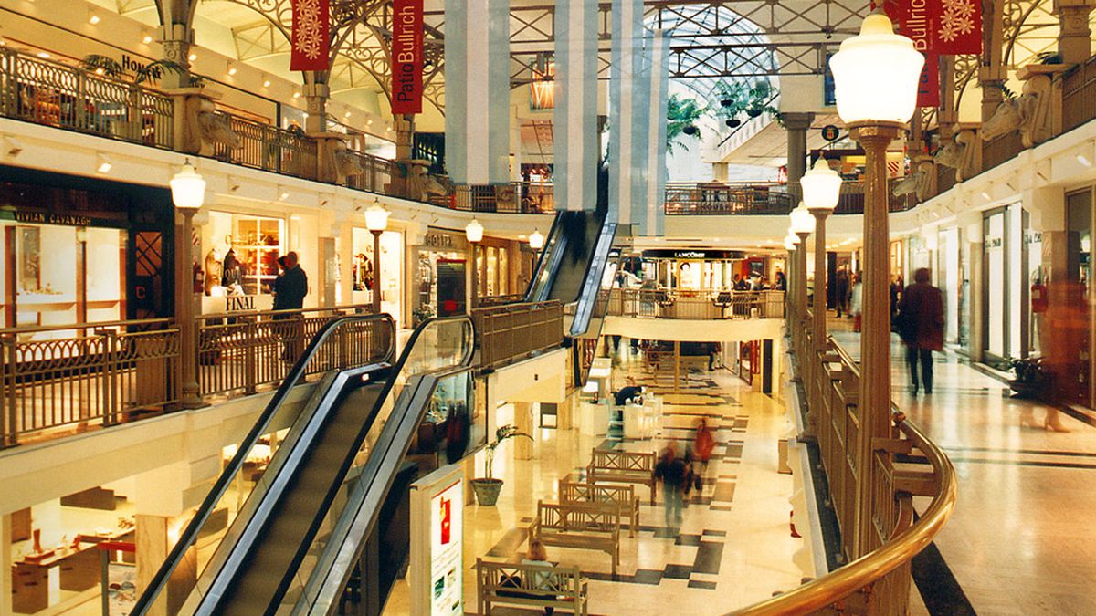 Una mujer recibirá una indemnización millonaria por sufrir una caída en una escalera mecánica de un shopping porteño