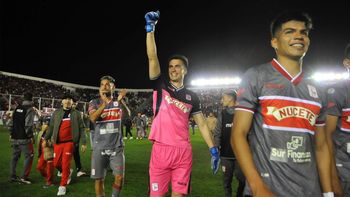 Tiene 23 años, ataja en el ascenso y es el mejor arquero argentino del mundo