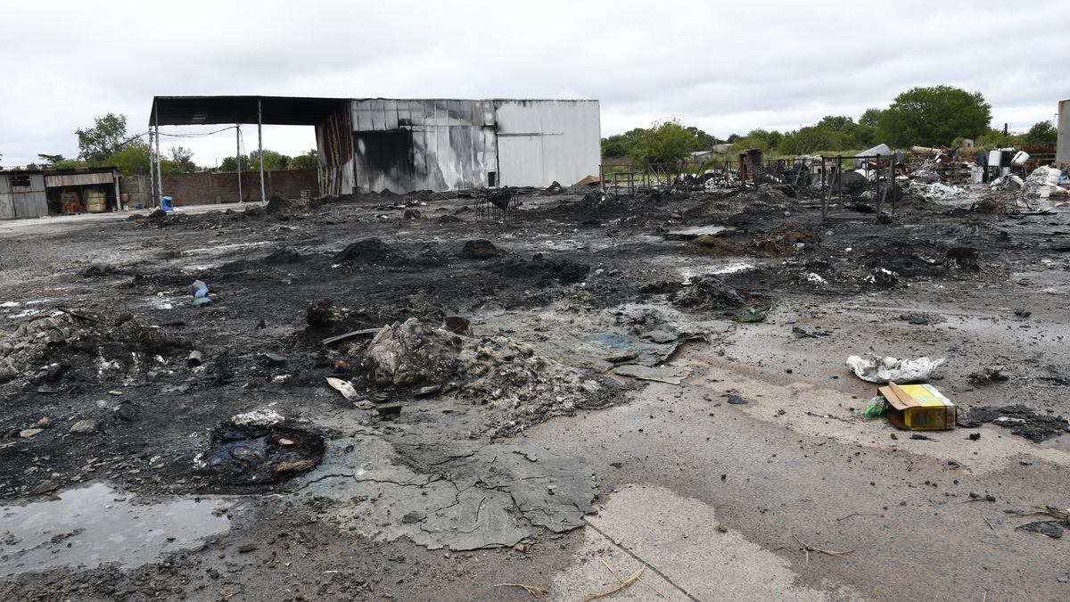 Se incendia una fabrica de plásticos en Moreno: trabajan 15 dotaciones de bomberos. (Foto: Télam)