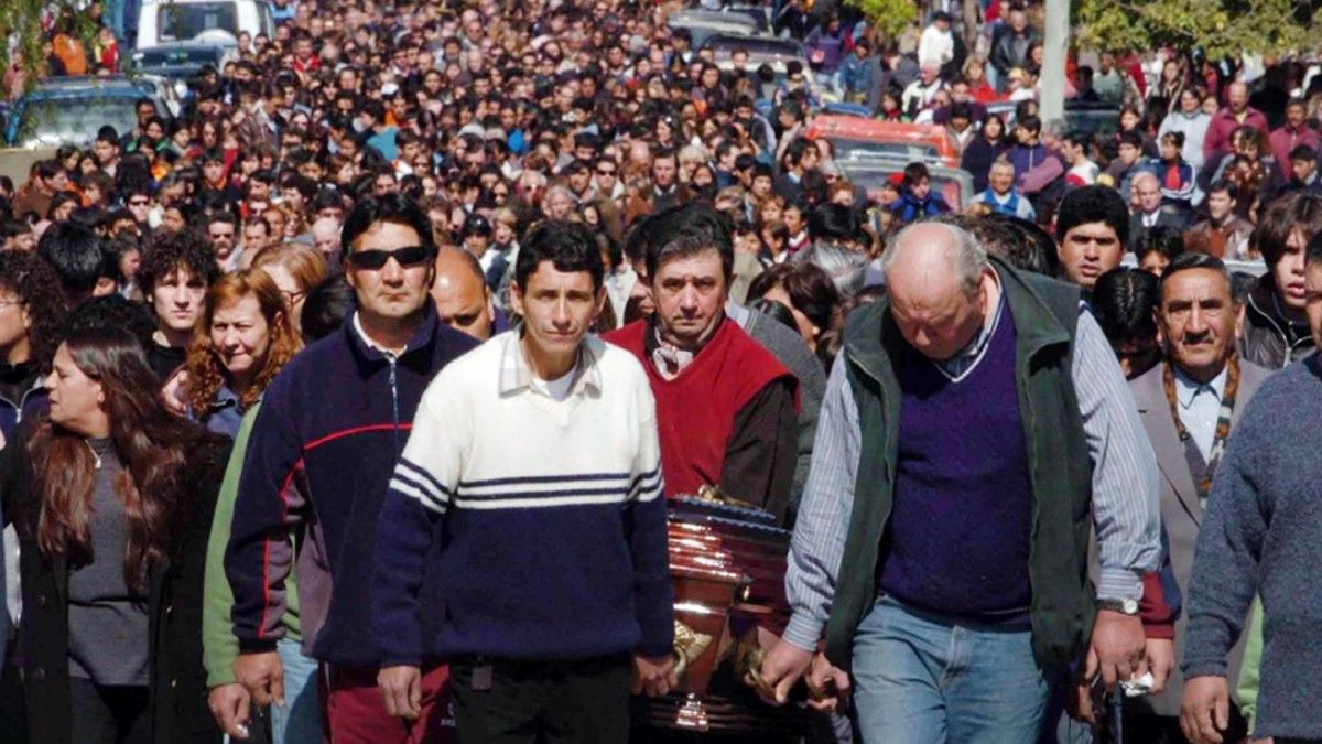 El día del sepelio de las víctimas convocó a toda la ciudad de Carmen de Patagones. (Foto: Télam) 