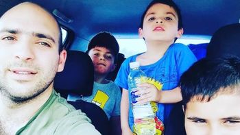 Gabriel Robledo junto a sus hijos (Foto: Facebook).