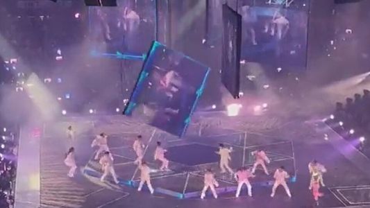 Impresionante accidente: se desplomó una pantalla gigante en pleno recital y aplastó a dos bailarines