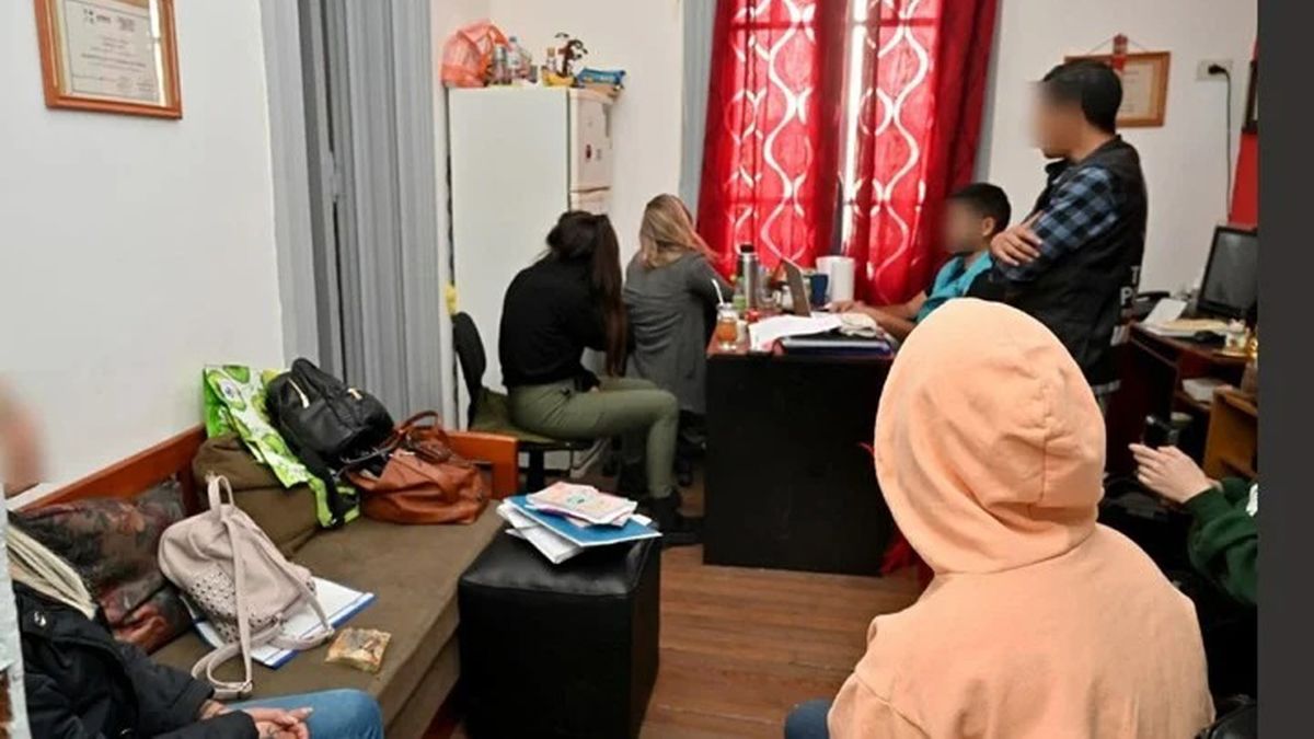 La Justicia ordenó allanar y clausurar 3 departamentos en el centro porteño tras detectar que funcionaban como “prostíbulo”. 