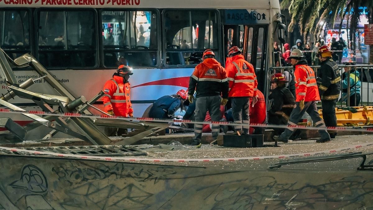 Algunas víctimas quedaron atrapadas debajo del vehículo y debieron ser asistidas por los equipos de emergencia. (Foto: gentileza Qué digital)