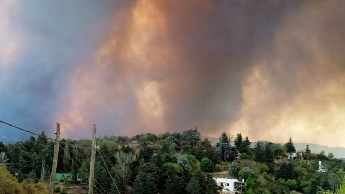 El viento y el calor empeoran los incendios forestales en Córdoba. (Foto: Cadena 3) El viento y el calor empeoran los incendios forestales en Córdoba. (Foto: Cadena 3)