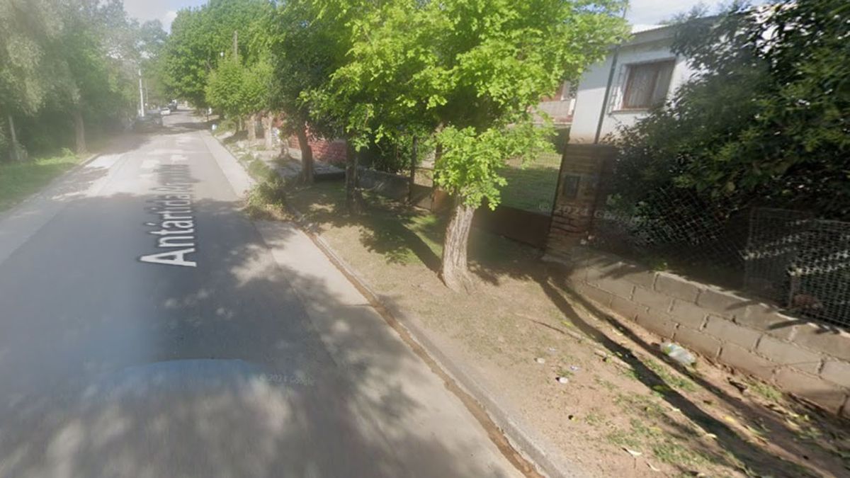 n niño de apenas cuatro años perdió la vida luego de que se desatara un incendio dentro de un auto abandonado en el barrio San Jorge. (Foto: Google Maps)