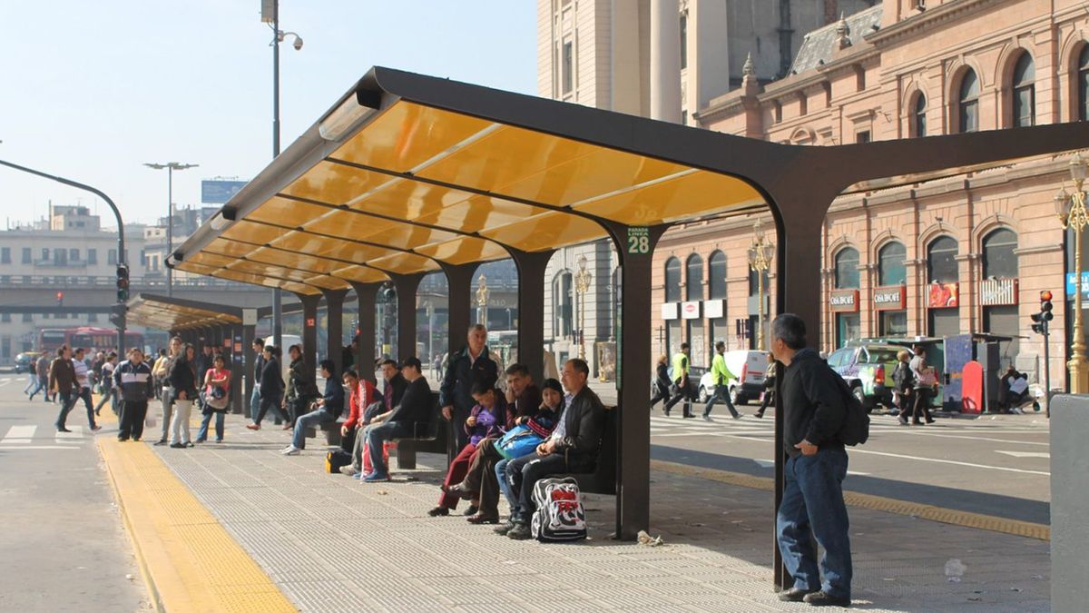 El Gobierno anunció sanciones a empresas de colectivos que no retomen las frecuencias de servicios (Foto: archivo).