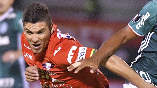 Escándalo en Bolivia con el Pochi Chávez: el ex Boca se agarró a trompadas con el ayudante de campo