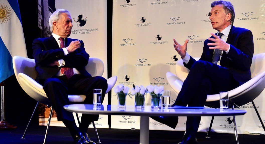 Macri habló en la Fundación Libertad con Vargas Llosa y ratificó su modelo: “Acá no hay Riquelme que te salve