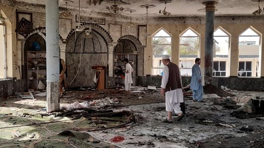 Afganistán: el brutal atentado en una mezquita de Kabul, en imágenes