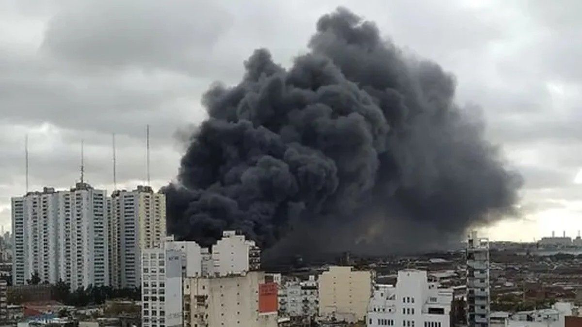 La impactante imagen del incendio que comenzó esta mañana en Avellaneda. 