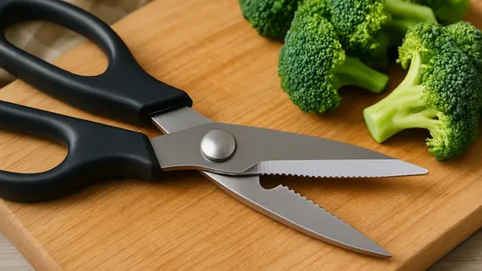 El detalle dentado de las tijeras de cocina: para qué sirve y cómo aprovecharlo