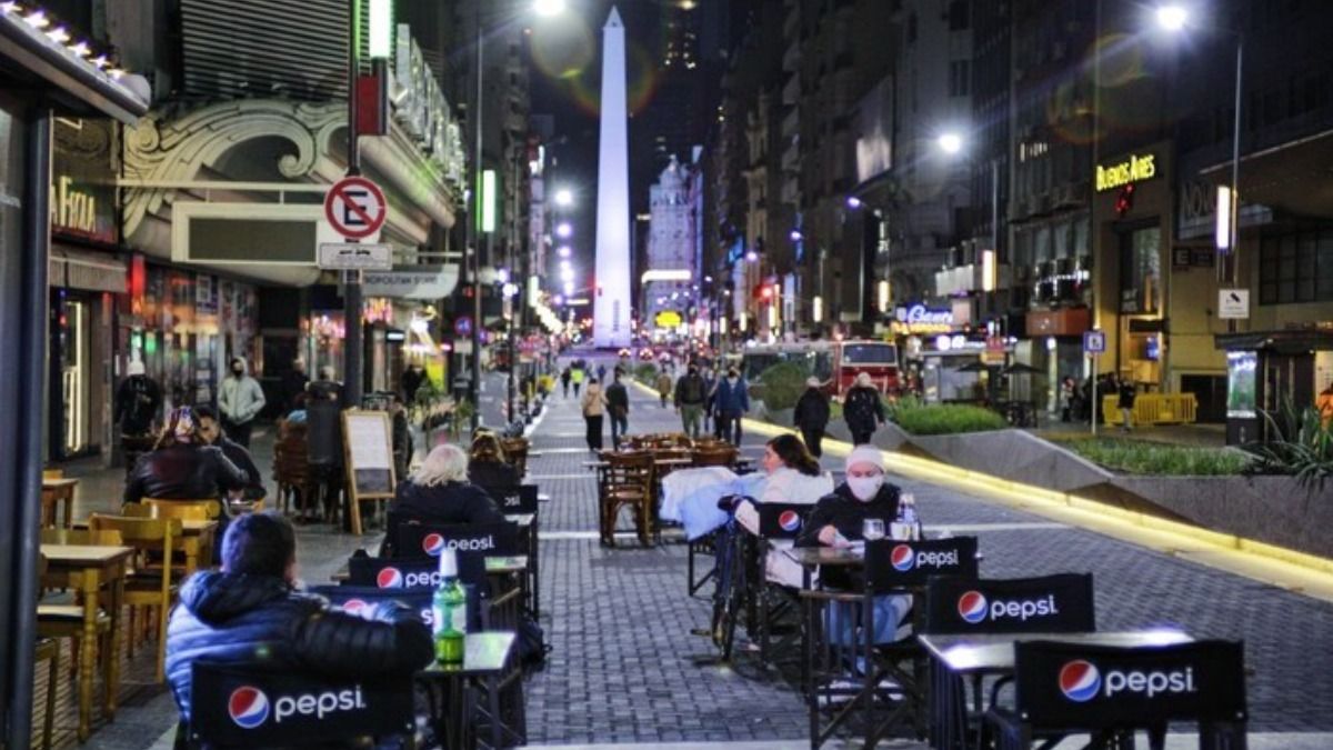 La Ciudad habilita reuiniones sociales en el espacio público y al aire libre en los domicilios.