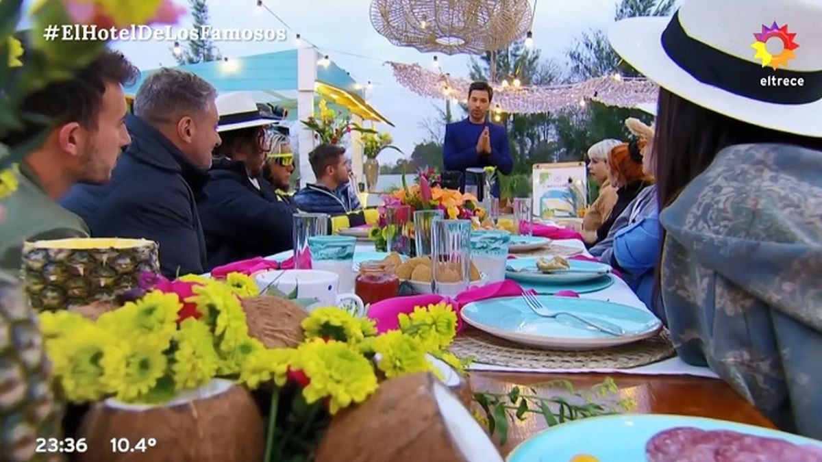 El Chino Leunis fue quien le anunci&oacute; a M&oacute;nica Farro, frente a todos sus compa&ntilde;eros, su salida de El hotel de los famosos a causa de la lesi&oacute;n en su tobillo.&nbsp;