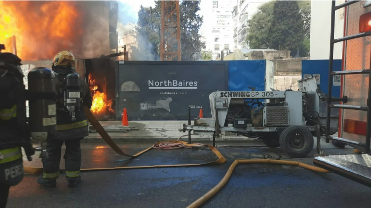 El fuego se desató en un terreno situado sobre la avenida del Libertador y San Martín de Tours.