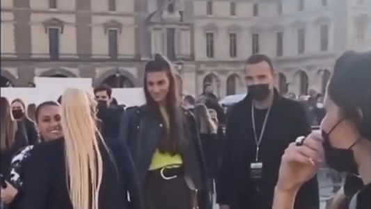 El doble beso de Wanda Nara a Antonela Roccuzzo en París