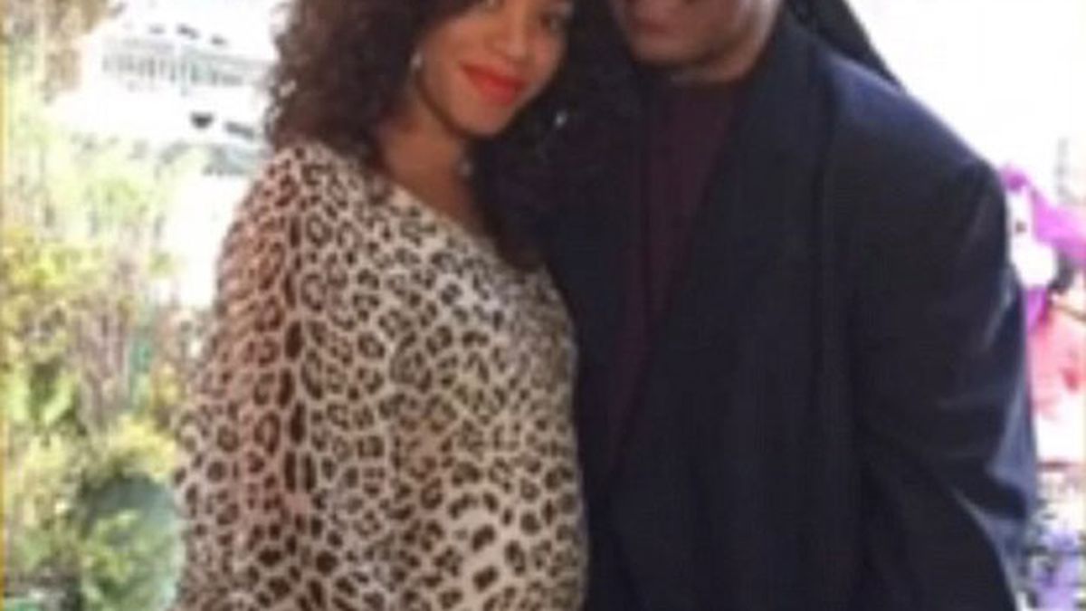 Stevie Wonder y su esposa.