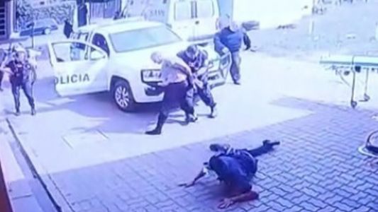 Un preso esposado le robó el arma a un sargento y le disparó tres veces: la secuencia entera en un video