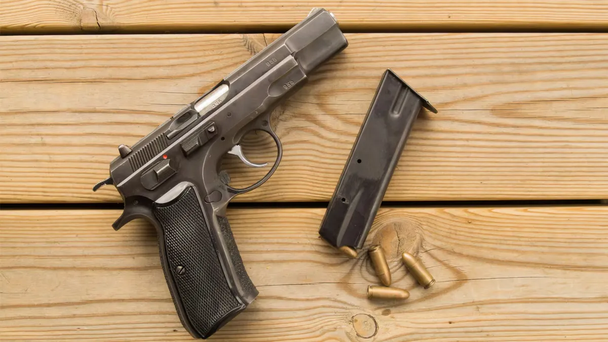 Santa Fe: un preso se tir&oacute; de un patrullero en movimiento y le rob&oacute; el arma a un polic&iacute;a (Fuente: Shutterstock).