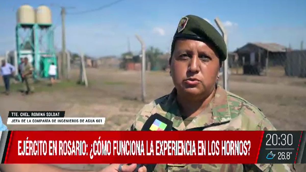 El Ejército Argentino urbaniza calles en Los Hornos. (Foto: A24)