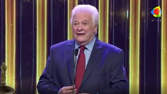 Héctor Larrea fue homenajeado por su trayectoria en los Martín Fierro de Radio